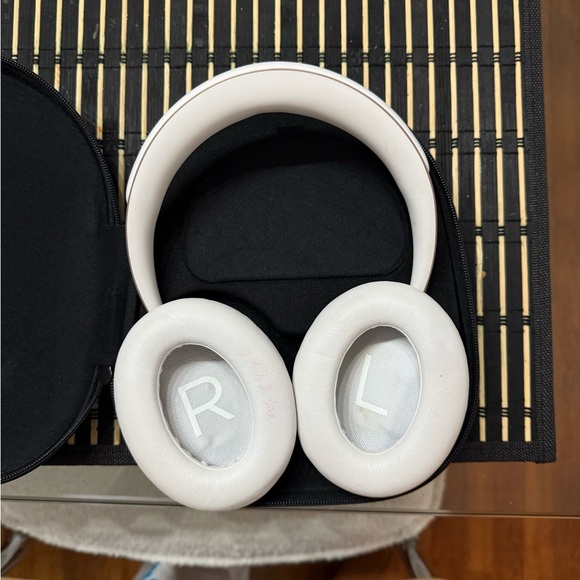 BOSE Noise Cancelling Bluetooth 700 headphones - Picture 4 of 5